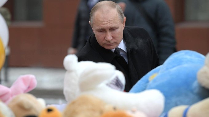 Владимир Путин почтил память погибших при пожаре в Кемерове