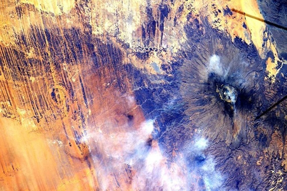 Afrika. Volkov, bu fotoğrafa şu yorumu ekledi: “Mars manzaralarını Dünya’da da görebiliyoruz. Afrika üzerinden geçiyoruz.”