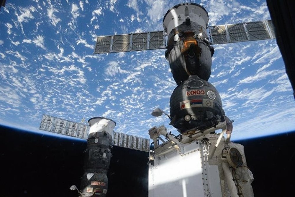 Sergey Volkov, Instagram’dan paylaştığı bu fotoğraf için, "Bizim gemilerimiz, Rassvet modülüne kilitlenen Soyuz ve Pirs modülüne kilitlenen Progress" diye yazdı.