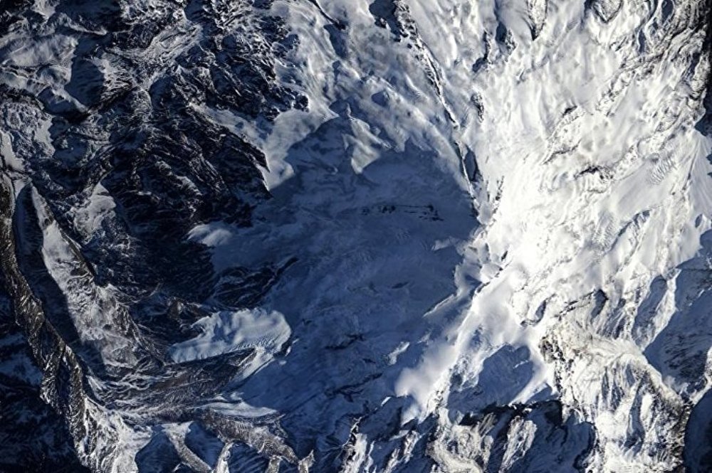 Volkov, Instagram hesabından paylaştığı bu fotoğrafa şu yorumda bulundu: “Dağlarda hava güzel. Bu, Avrupa’nın en yüksek dağı olan Elbrus.”