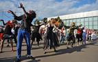 Yüzlerce Rus, Michael Jackson’ı dans ederek andı