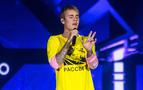 Justin Bieber sahneye Rusça t-shirt ile çıktı