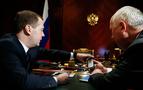 Medvedev’den YotaPhone yorumu: Apple gerildi mi?