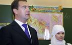 Medvedev, başörtülü ilkokul öğrencisi ile eğitim öğretim yılının açılışını yaptı
