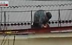 Rusya'da Babuşka çatı tamirinde