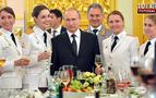 Putin, askeri okul mezunlarıyla bir araya geldi