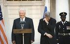 Yeltsin pijamaları ile Beyaz Saray’ın önünde taksi arıyordu