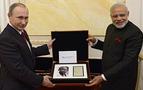 Putin, Modi’ye Gandi’nin günlüğünden bir sayfa ve kılıç hediye etti