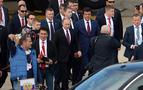 Koruma ordusunun önünde Putin'le selfie