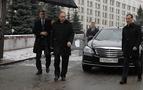 Putin kiliseye, Medvedev kayağa