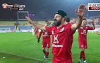 Gökdeniz Karadeniz taktığı şapkayla tribünleri sevindirdi