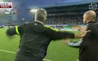 Orta hakeme kızan Hiddink yardımcı hakemi itti