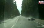 Rusya’da motorcu önündeki aracın arka camından içeri girdi