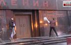 Rus gençler Lenin Mozolesi’ni kutsal su ile kutsadı