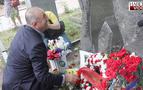 Çavuşoğlu Nazım Hikmet’in mezarına karanfil bıraktı