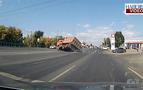 Rusya’da devrilen kamyon otomobilin üzerine düştü