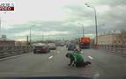 Rusya'da motorcu kazayı ucuz atlattı