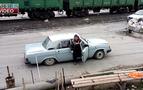 Rusya'da otomobilden inen işçiler izleyenleri şaşırttı