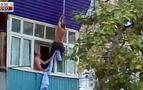 Eşi tarafından eve kilitlenen adam pencereden kaçarken düştü