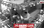 Rusya’da silahlı hırsızlar kuyumcuyu iki dakikada boşalttı