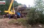 Rusya'da tank kaldıran vincin devrilmesi yürekleri ağza getirdi