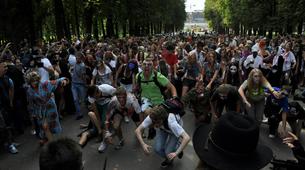 Petersburg’u zombiler bastı
