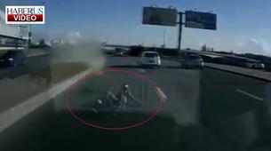 Kaza yapan Rus bayan motosikletçi arabanın altında can verdi