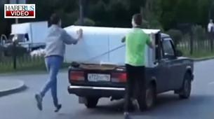 Rus gençler ilginç bir şekilde araçla buzdolabını taşıdı