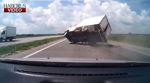 Arkasından gelen sürücüye yol vermedi, böyle devrildi