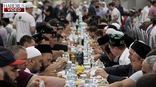 Kazan’da 3 bin kişi aynı anda iftar yaptı