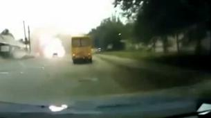 Ukrayna’da havan topunun araca isabet etmesi görüntülendi
