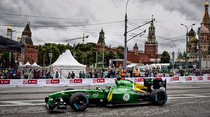F1 pilotları Moskova caddelerinde gösteri yaptı