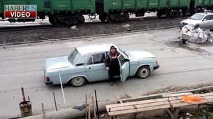 Rusya'da otomobilden inen işçiler izleyenleri şaşırttı