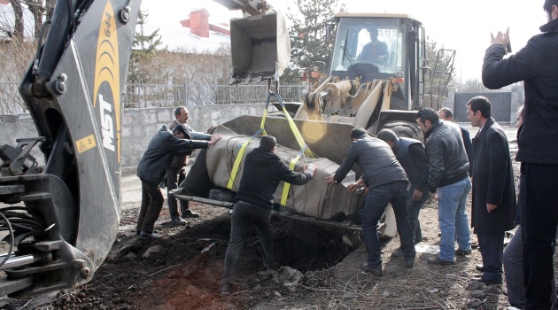 Rus Komutan Petroviç'in anıt mezar taşı müzeye kaldırıldı