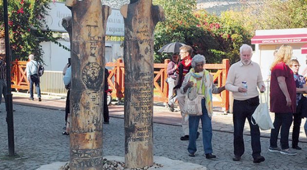 Moskova Belediyesi'nin Antalya'ya diktirdiği totemlerde ilginç ayrıntı