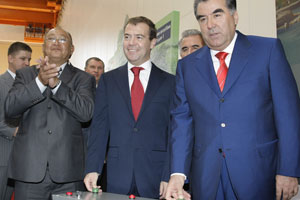 Medvedev Tacikistan’da düğmeye bastı