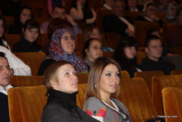 Fatih Kısaparmak Moskova'yı kilim kilim dokudu