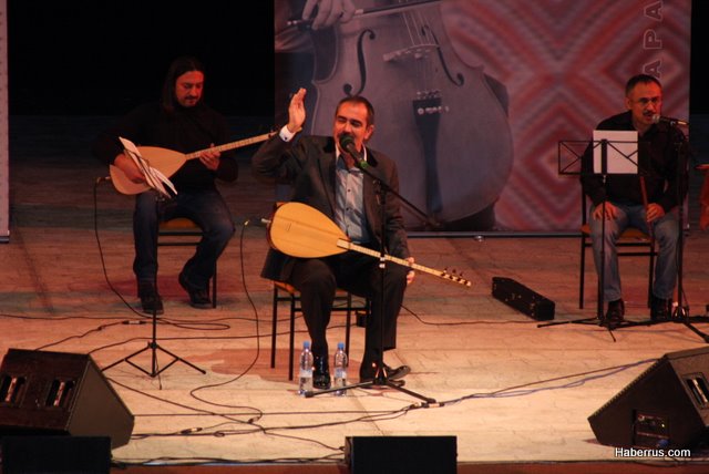 Fatih Kısaparmak Moskova'yı kilim kilim dokudu