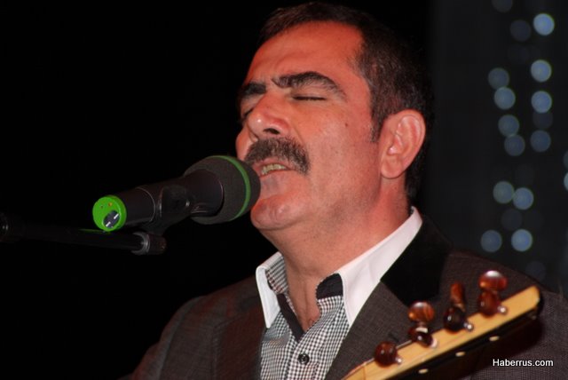 Fatih Kısaparmak Moskova'yı kilim kilim dokudu