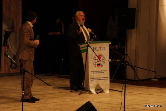 Fatih Kısaparmak Moskova'yı kilim kilim dokudu