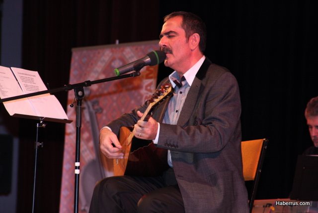 Fatih Kısaparmak Moskova'yı kilim kilim dokudu