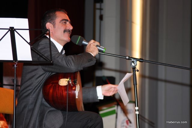 Fatih Kısaparmak Moskova'yı kilim kilim dokudu
