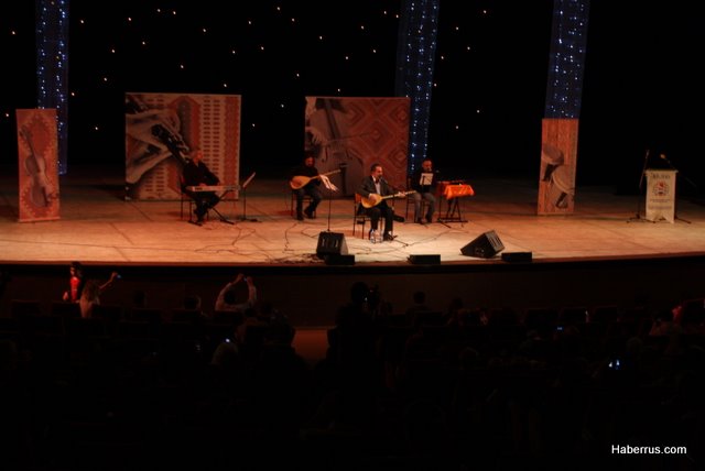 Fatih Kısaparmak Moskova'yı kilim kilim dokudu