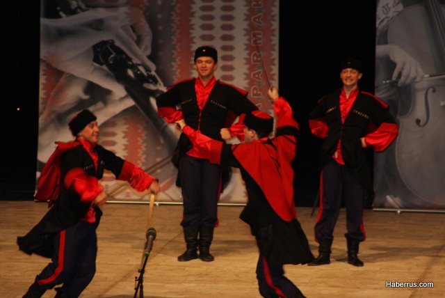 Fatih Kısaparmak Moskova'yı kilim kilim dokudu