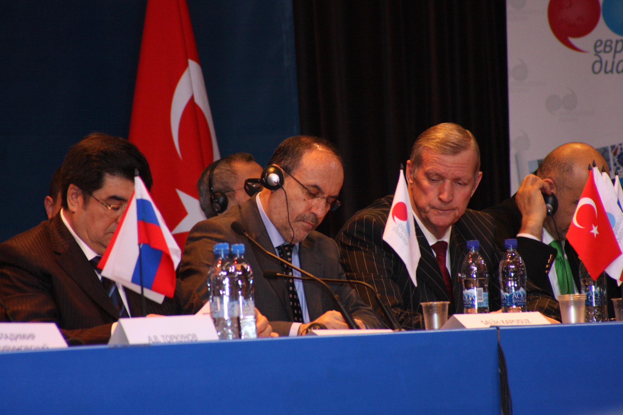 Jirinovski dinleyenleri kahkaya boğdu: "Kızılay, Kızıl Meydan olmayacak!"