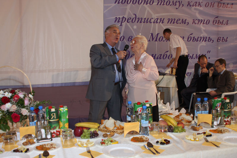 Moskova Ramazan çadırında Türkler sofralarını engelli ve gazilerle paylaştı