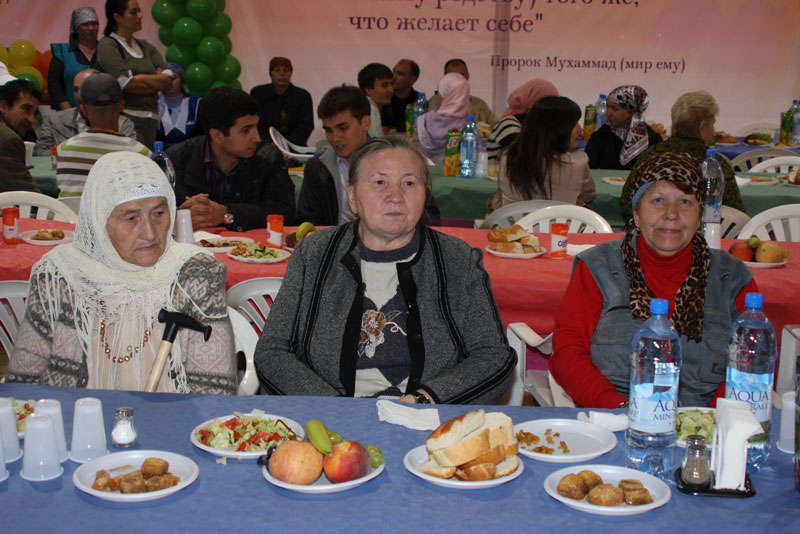 Moskova Ramazan çadırında Türkler sofralarını engelli ve gazilerle paylaştı