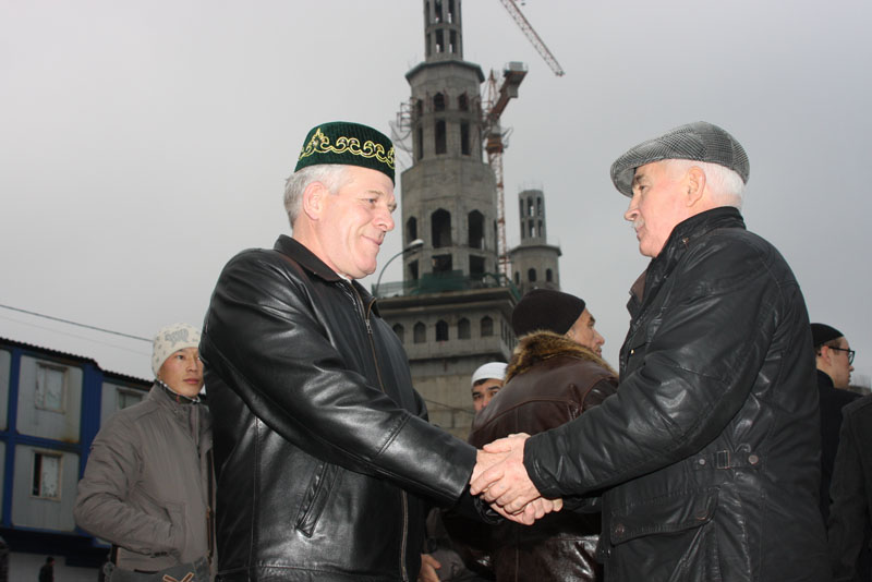 Moskova'da 70 bin kişi sokakta bayram namazı kıldı