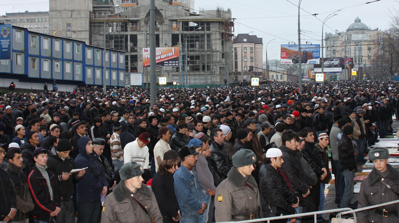 Moskova'da 70 bin kişi sokakta bayram namazı kıldı