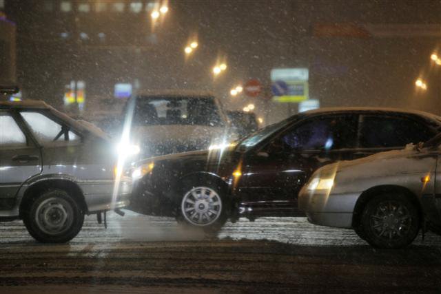 Moskova’ya 2 cm. kar yağdı, şehir kilitlendi